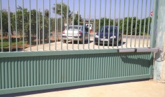 Abatibles y peatonales : puerta de una hoja abatible de 6,5  metros formada por marcos  perimetrales de acero ...