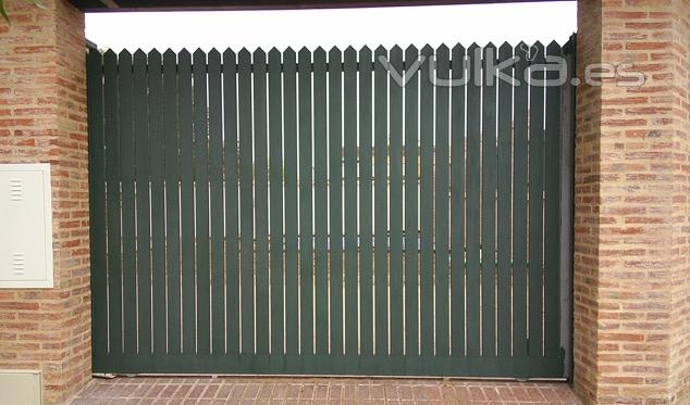 Puertas Correderas : Puerta corredera formada por marco  perimetral de acero laminado en frio  de 100x60x2mm. y  ...