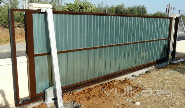 Puertas Correderas : Vista interior de puerta corredera con  operador electromecnico para apertura  mediante mando ...