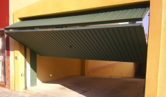 Garaje basculantes : puerta basculante 1/3 de contrapesos  formada por marcos perimetrales de  acero laminado en