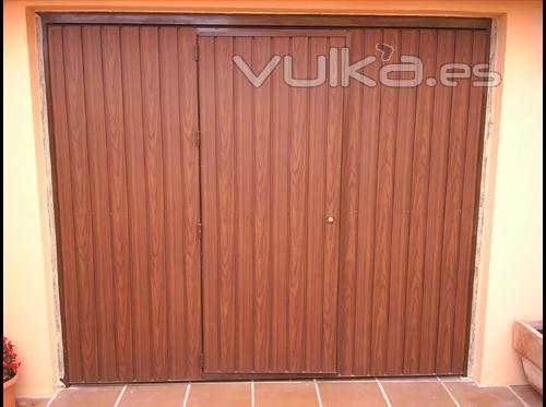 Garaje Basculantes : Puerta basculante de muelles color  madera con puerta peatonal integrada.