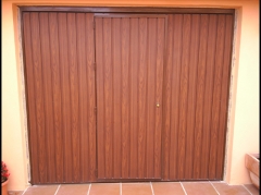 Garaje basculantes : puerta basculante de muelles color  madera con puerta peatonal integrada.