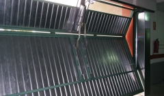 Garaje basculantes : vista interior de puerta basculante  de contrapesos con mecanismos  electrohidrulico ...