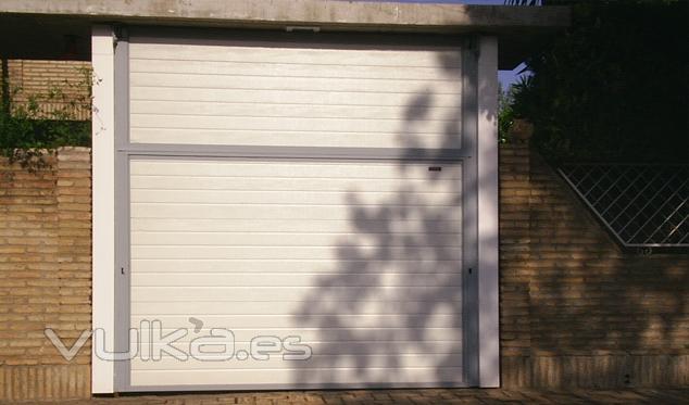 Garaje Basculantes : Puerta basculante 1/3 de contrapesos  forrada con panel sandwich. Consultar  colores disponibles.