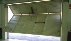 Garaje basculantes : vista interior de puerta basculante  de contrapesos con mecanismo  electrohidrulico y puerta ...