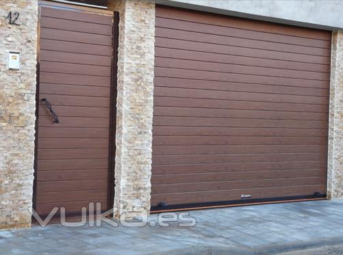 Garaje Enrollables Collbaix : Frente de fachada compuesto por  puerta enrollable Collbaix mod.  INNOVA color madera ...