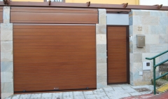 Garaje enrollables collbaix : frente de fachada compuesto por  puerta enrollable collbaix mod  innova color madera