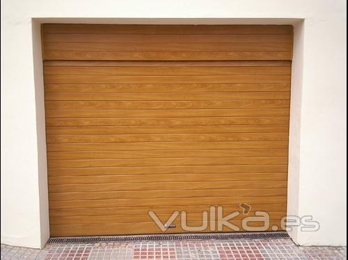 Garaje Enrollables Collbaix : Puerta enrollable Collbaix modelo  Innova color madera Olmo con tarja  superior ...