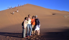Alumnos visitando las dunas de las islas canarias