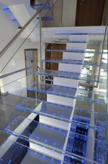 Escalera con escalones de cristal iluminados con luces led integradas.