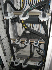 Cables a traves de transformadores toroidales.
