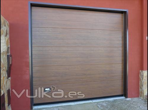 Garaje Seccionales : Puerta seccional en panel sandwich  acanalada lacada color madera Sapelli.    Opcion de ...