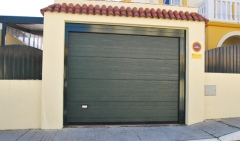 Garaje seccionales : puerta seccional en panel sandwich  acanalada lacada color verde carruaje  con perfiles