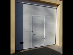 Garaje seccionales : puerta seccional en panel sandwich  acanalada lacada blanco con puerta  peatonal incorporada.