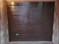 Garaje seccionales : puerta seccional en panel sandwich  acanalada lacada ral 8014. el color  interior siempre es ...