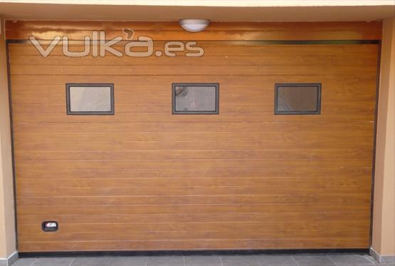 Garaje Seccionales : Puerta seccional en panel sandwich  acanalada lacada color madera roble  dorado con 3 ...