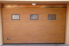 Garaje seccionales : puerta seccional en panel sandwich  acanalada lacada color madera roble  dorado con 3