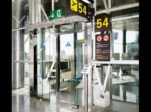 Cristaleras Automaticas : Puerta instalada en aeropuerto  de Madrid.