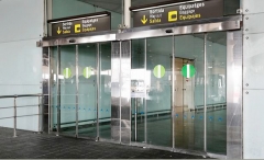 Cristaleras automaticas : dos puertas en aeropuerto t4 de madrid.    perfilera y carter de mquina en acero  ...