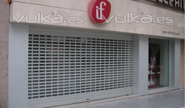 Comercios Abiertos : Puerta enrollable Collbaix mod. Iris (troquelado recto)  anodizada plata.