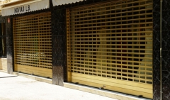 Comercios abiertos : puerta enrollable collbaix mod iris  (troquelado recto) anodizada dorado
