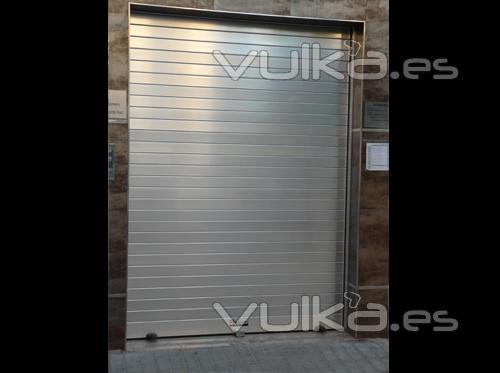 Comercios Cerrados : Puerta enrollable Collbaix mod.  Master anodizada plata brillo. Lama  recta doble pared de ...