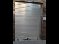 Comercios cerrados : puerta enrollable collbaix mod  master anodizada plata brillo lama  recta doble pared de