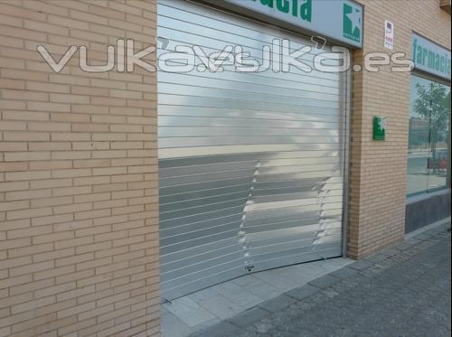 Comercios Cerrados : Puerta enrollable Collbaix mod. Master.  Esta puerta ha sufrido varios golpes de  un coche en ...