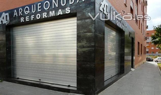 Comercios Cerrados : Puerta enrollable Collbaix mod. Innova  anodizada plata brillo.  Lama recta  monopared de ...