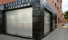 Comercios cerrados : puerta enrollable collbaix mod innova anodizada plata brillo lama recta monopared de