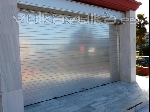 Comercios Cerrados : Puerta enrollable Collbaix mod. Master  anodizada plata brillo con cajn exterior  Megabox y ...