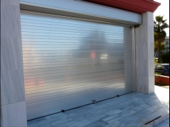 Comercios cerrados : puerta enrollable collbaix mod master  anodizada plata brillo con cajon exterior  megabox y