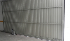 Industrial  correderas : vista interior de puerta de hoja  corredera + operador electromecanico  construida en
