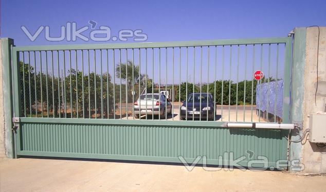 Industrial  Abatibles : Puerta abatible de una hoja de  6500x2000mm. construida en  marcos perimetrales de acero  ...