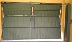 Industrial  basculante : vista interior de puerta basculante  de contrapesos motorizada mediante  operador