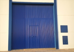 Industrial  basculante : puerta basculante de contrapesos  construida en marcos perimetrales  de acero laminado en