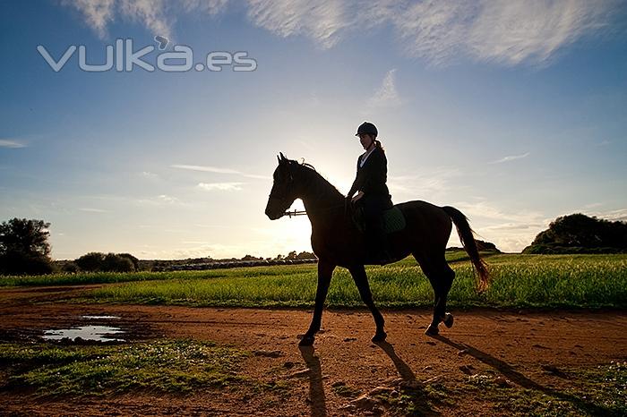 montando a caballo