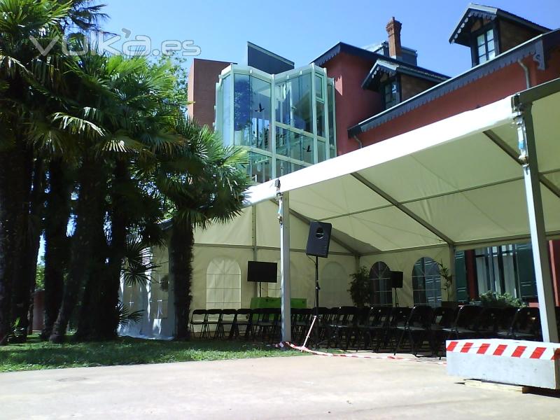 Carpa abierta y amueblada para conferencia de Aduriz