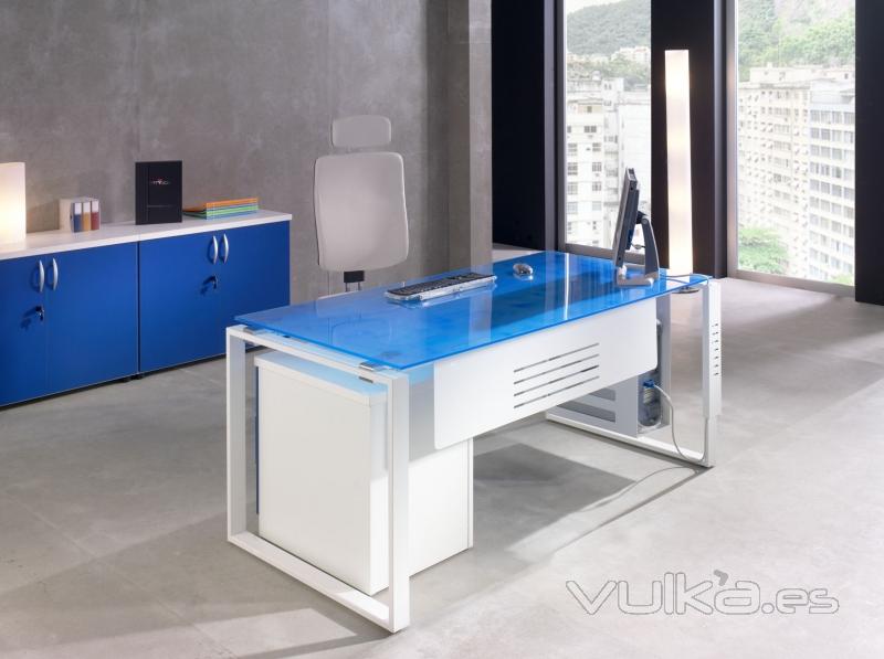 Mesa Wen con tapa cristal templado azul.