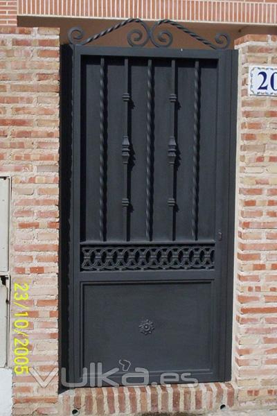 puerta de hierro  elegante y seguridad para su hogar