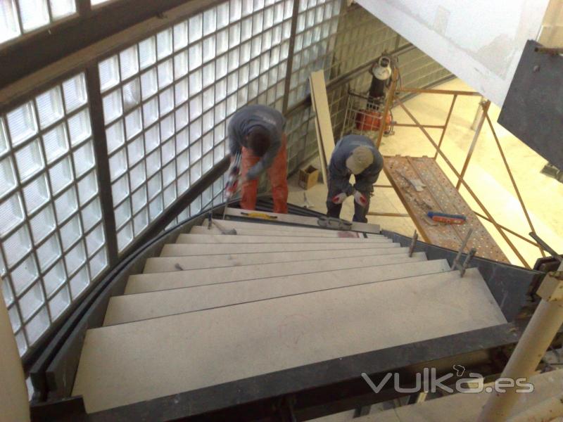 cubrimiento ceramico de escalera metalica