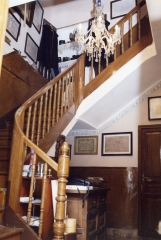 Subida de escalera a piso superior con antiguedades