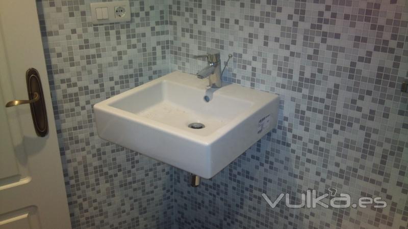 bao con azulejo de mosaico con lavabo suspendido