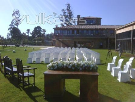 Escenario para boda civil en el jardin del Monasterio