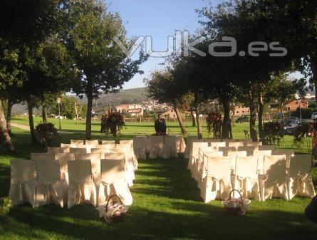 Escenario para boda civil en un jardin