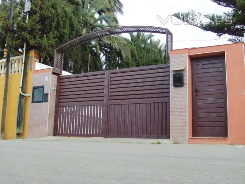 Las PUERTAS RESIDENCIALES Ittalum son pensadas especialmente para urbanizaciones y residencias de primera calidad. ...