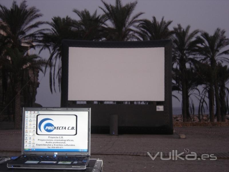 Montaje completo de cine al aire libre