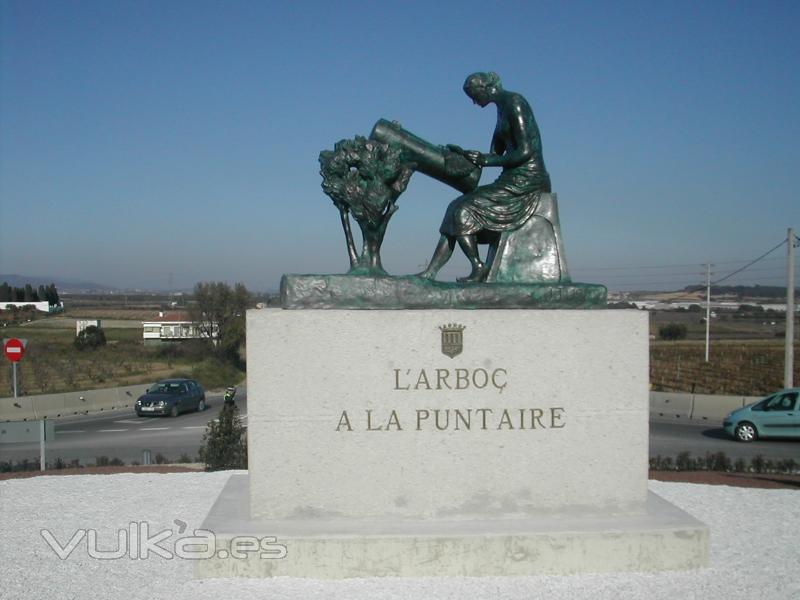 Monumento a la puntaire  en Larbo (Tarragona)