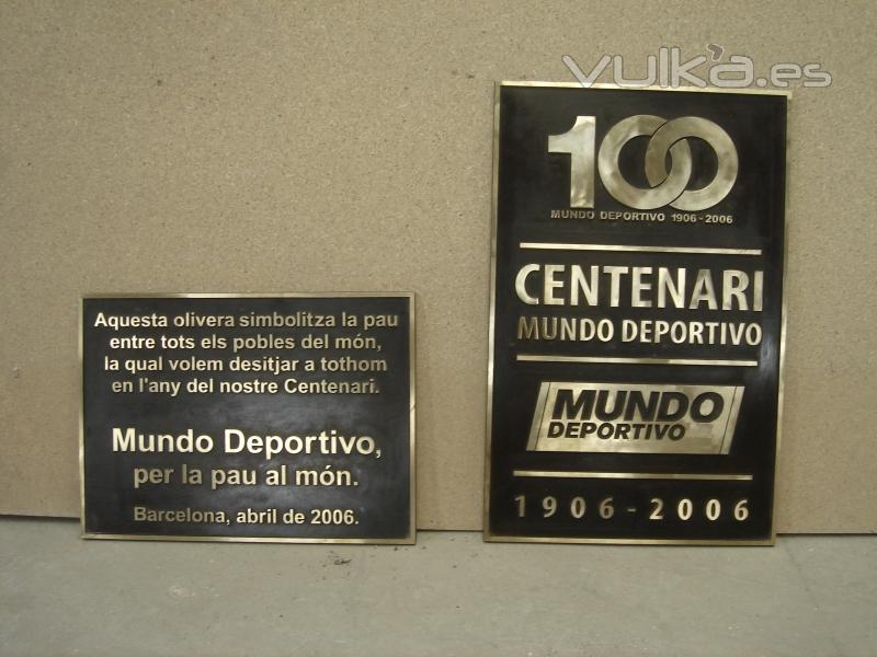 diferentes placas en bronce