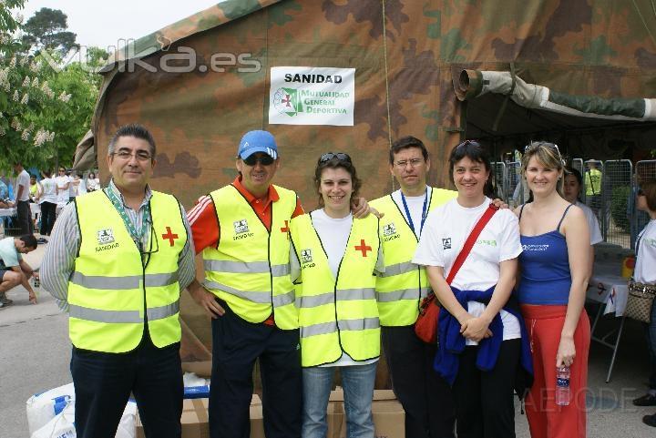 Equipo Directivo y profesionales de podologa en la entrada a la carpa sanitaria